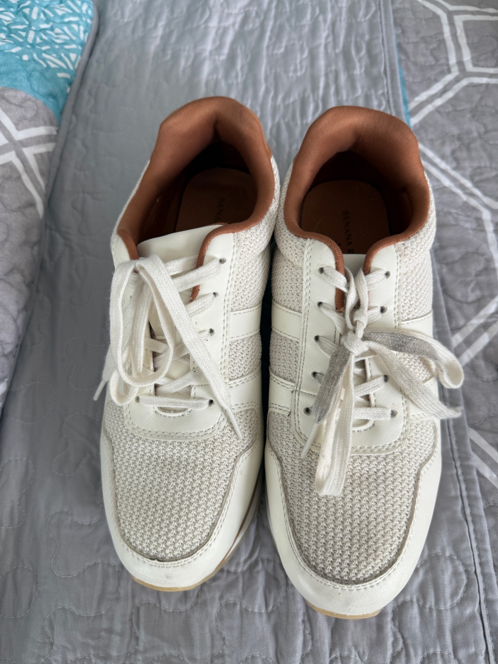 Women’s Banana Republic Casual Knit Sneakers in Cream w/Brown Collar Size 8